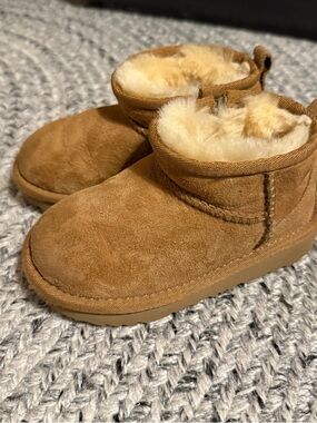 UGG classic ulta mini boot - black & chestnut